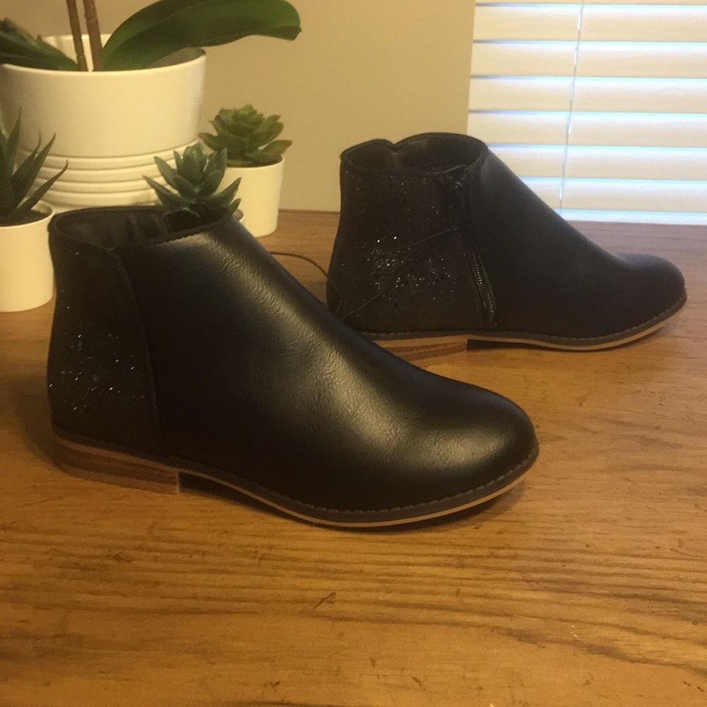 Black leather Chelsea shoe, glittery heel women’s